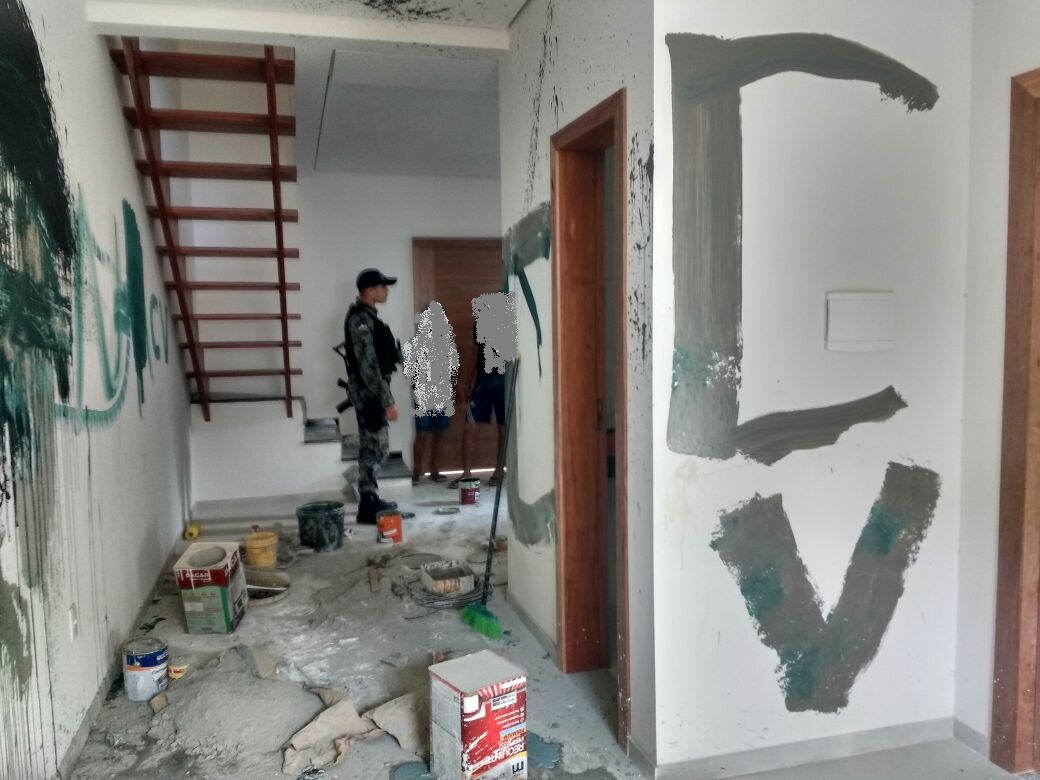 02-02 Patamo do 7 BPM apreende dupla suspeita de pichar e danificar casa 1