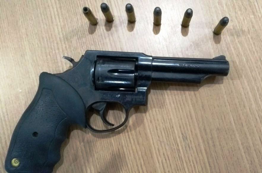 12-03 Homem com revólver é detido por policiais militares do 7º BPM