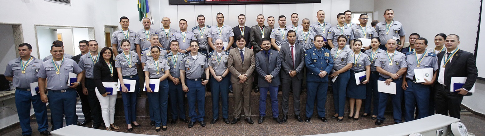 Policiais recebem Medalha de Mérito Legislativo em sessão solene-04Jun18-Ana Célia-Decom-ALE-RO 12