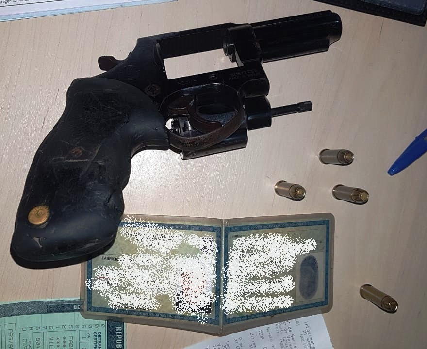 01-12 Após denúncia de disparo de arma de fogo Policiais Militares detêm suspeito e apreendem arma