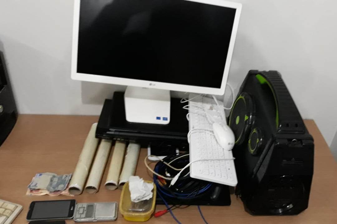 17 a 20-01 apreensão de arma suspeito tráfico de entorpecentes objetos e moto recuperada recaptura de foragidos