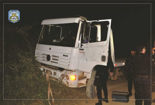 10-06 PM recupera caminhão na área rural de Alto Paraíso 3