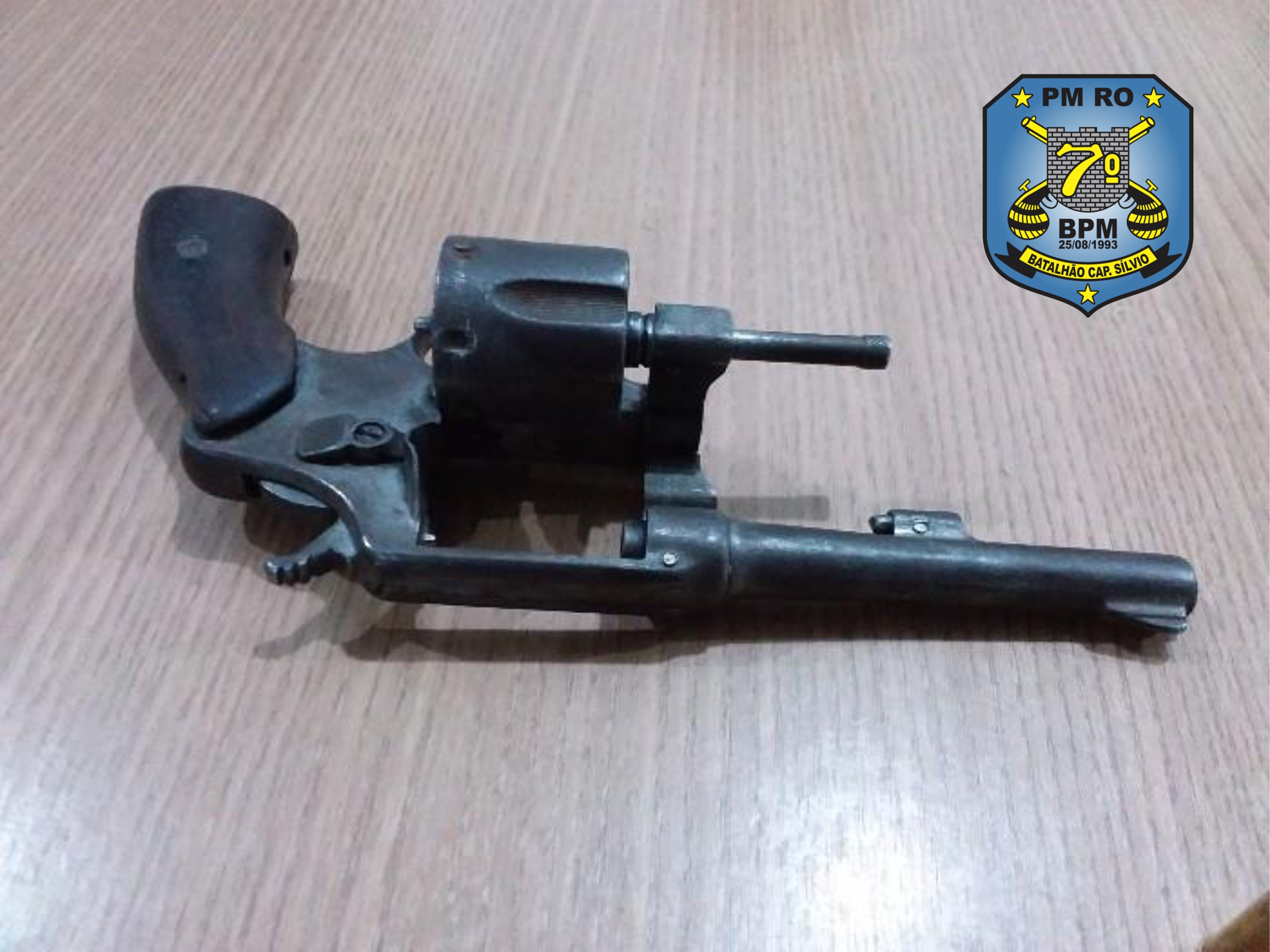 06-04 Arma de fogo éapreendida após troca de tiros entre PM e foragidos do presídio de Ariquemes jpg