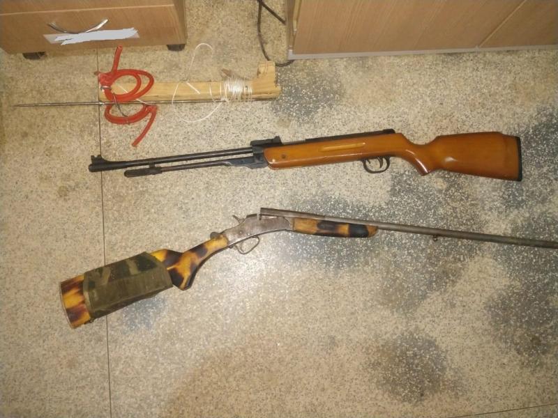 01-09 PM prende invasores de terra e apreende armas de fogo