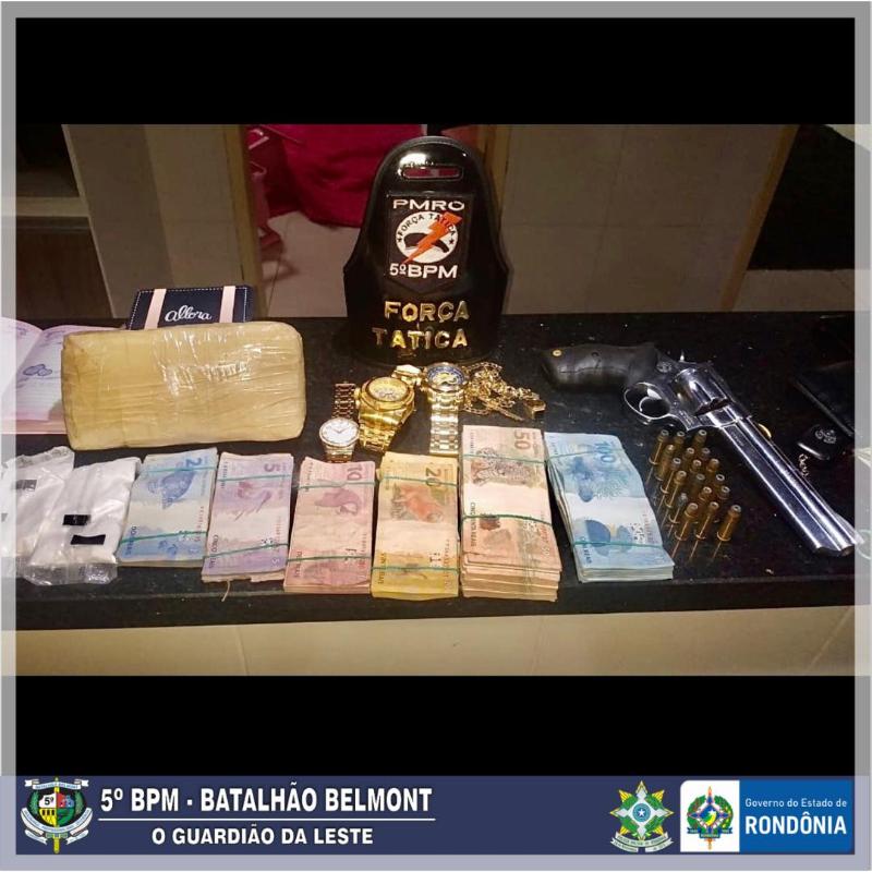 PMRO apreende arma droga dinheiro e conduz mulher à delegacia