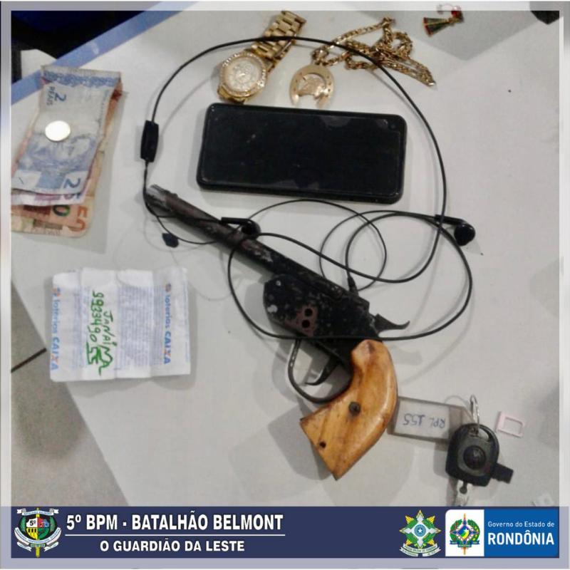 PMRO flagra homem e adolescente com arma e objeto roubado