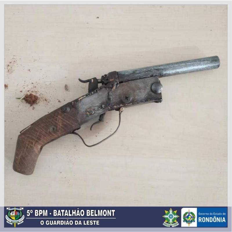 PMRO prende dois homens e apreende arma que iriam vender