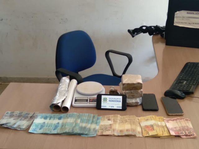 17-03 Tráfico de drogas - PMRO apreende maconha e mais de R 8 mil em dinheiro 2