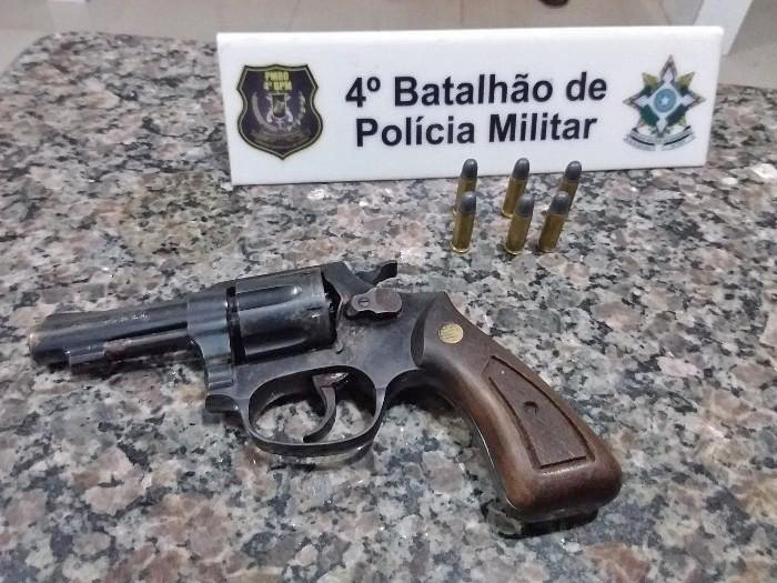 PM RECUPERA MOTOCICLETA ROUBADA E APREENDE ARMA DE FOGO EM CACOAL