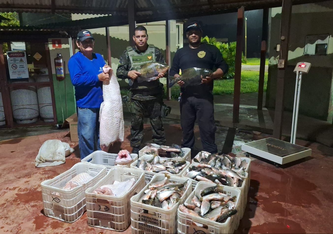 Pescados sendo doados ao Hospital Santa Marcelina