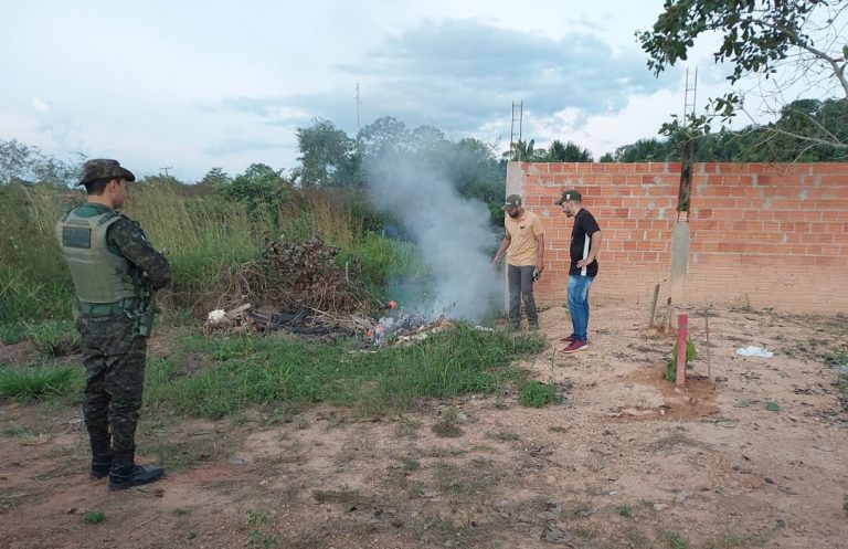 O Policial ambiental, juntamente com o Secretário da SEMMA e o Fiscal de Nova Mamoré, prestou apoio na ação